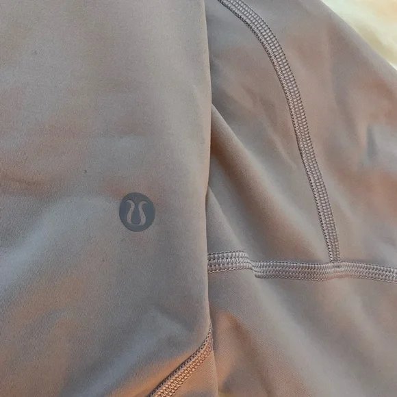 ✨ lululemon leggings LIKE NEW condition✨
24in sz6 grey "To The Beat" - Picture 2 of 5